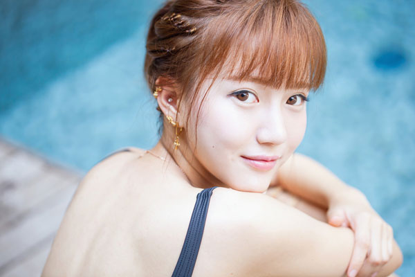 清纯气质美女泳池死库水写真(4)