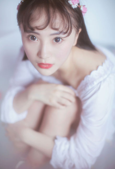 气质美女唯美浴缸湿身写真(7)