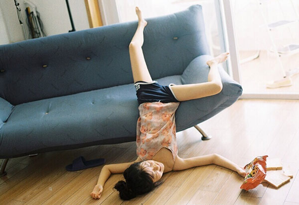 校服女神宋伊人室内胶片写真(14)