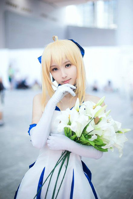 清纯萌妹吾王Saber礼服版Cos(3)