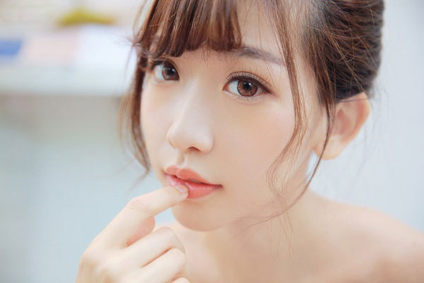 嫩模陈潇咖啡馆甜美写真(7)