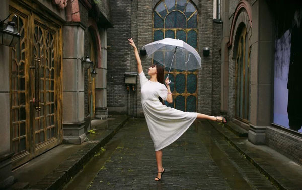 气质柔美美女户外雨天写真(6)