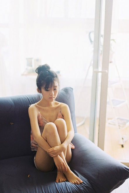 校服女神宋伊人室内胶片写真(2)