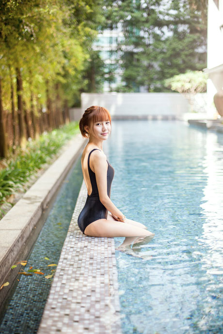 清纯气质美女泳池死库水写真(8)
