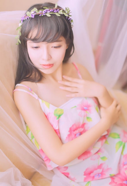 温婉美女室内梦幻写真(7)