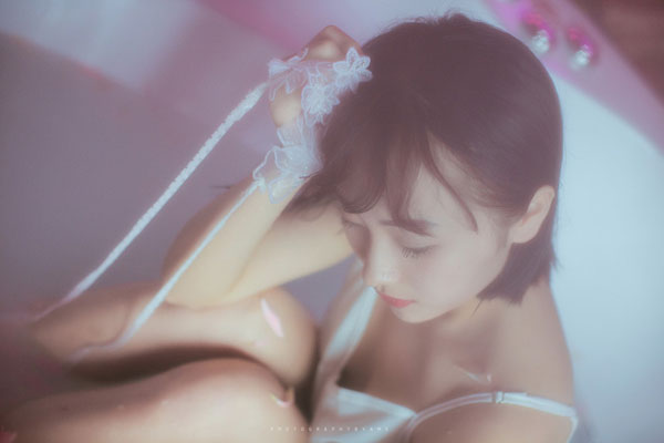 气质美女唯美浴缸湿身写真(14)