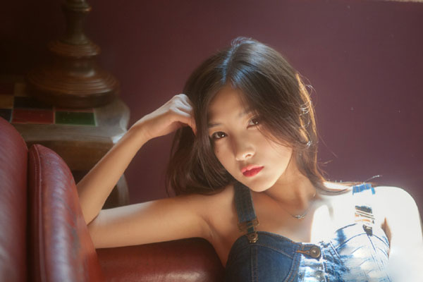 长腿养眼美女室内唯美写真(7)
