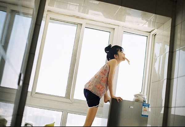 校服女神宋伊人室内胶片写真(15)