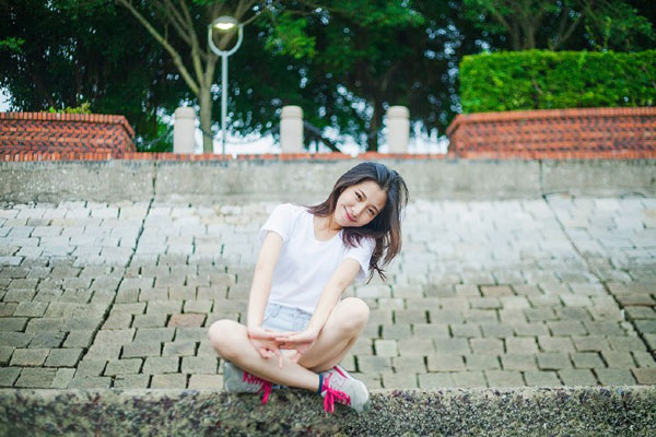 温婉气质美女户外清新写真(10)