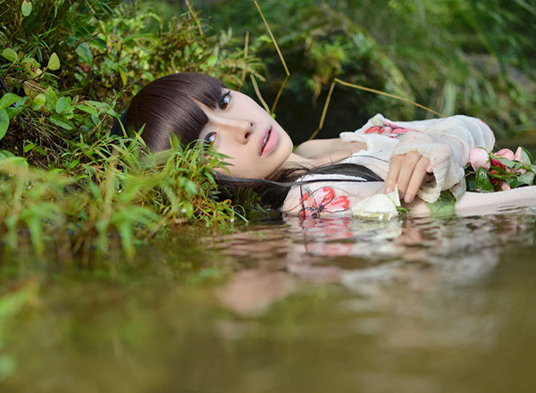 性感嫩模户外水中湿身写真(5)