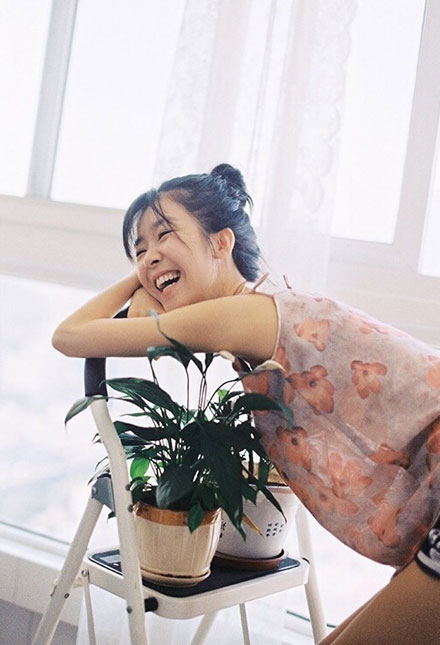 校服女神宋伊人室内胶片写真(3)