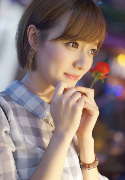 日系短发美女夜晚集市甜美搞怪写真(12)