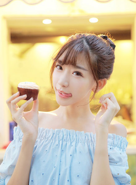 嫩模陈潇咖啡馆甜美写真(2)