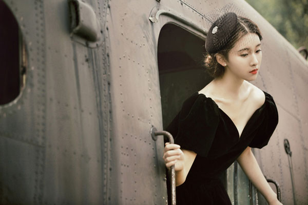 养眼气质美女复古写真(5)