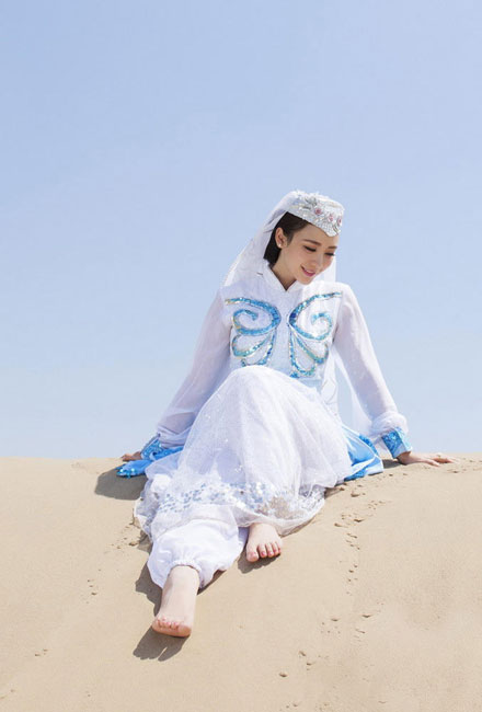 性感女神柳岩沙漠异域风情写真(13)