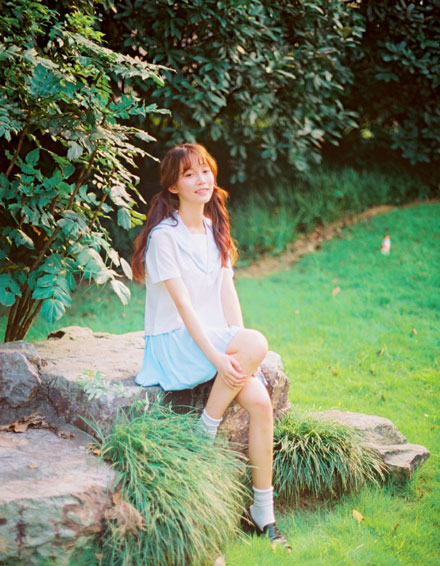 双马尾少女唯美制服写真(10)