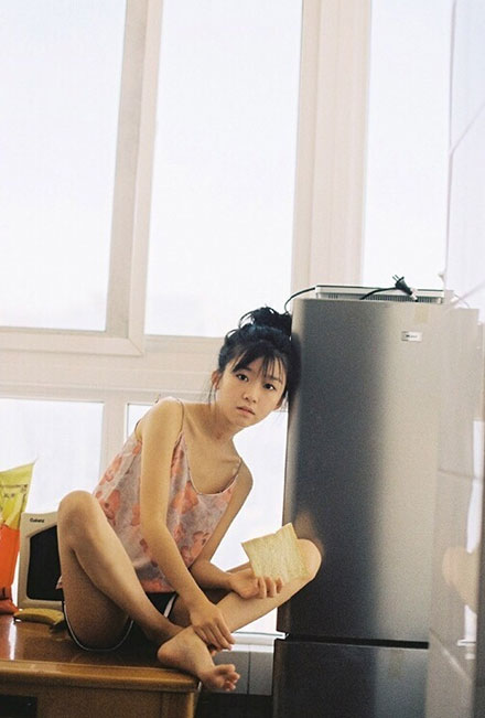 校服女神宋伊人室内胶片写真(16)