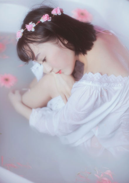 气质美女唯美浴缸湿身写真(10)