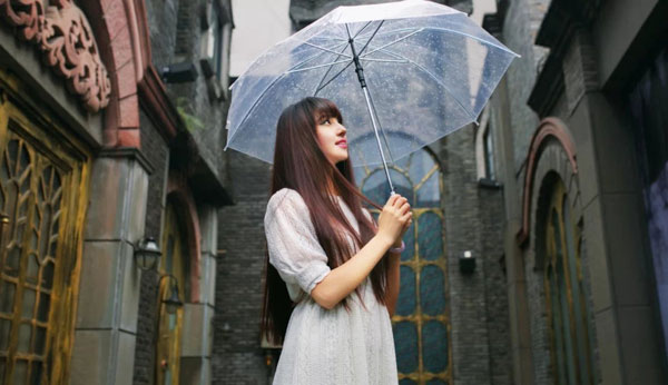 气质柔美美女户外雨天写真(5)