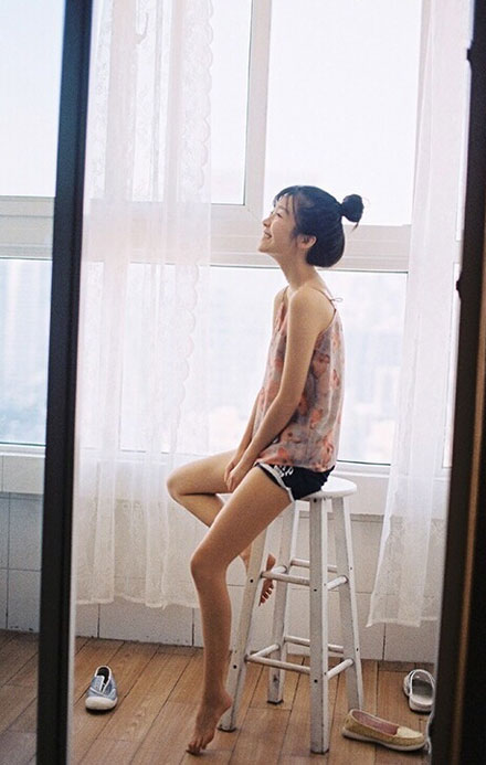 校服女神宋伊人室内胶片写真(4)