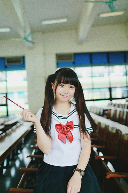 双马尾萌妹子校园制服写真(7)