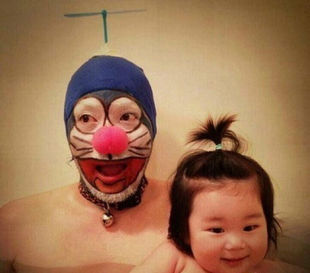 日本父女逗比泡澡照搞笑图集(7)
