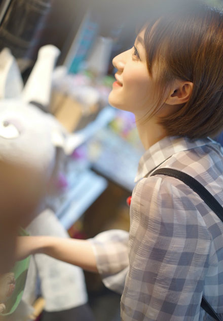日系短发美女夜晚集市甜美搞怪写真(8)