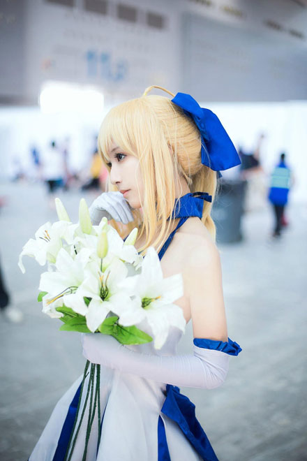 清纯萌妹吾王Saber礼服版Cos(5)