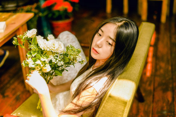 清新气质美女唯美花房写真(8)