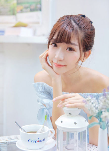 嫩模陈潇咖啡馆甜美写真(6)