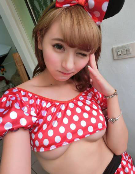 综艺巨乳正妹孙凡茵诱人私照(4)
