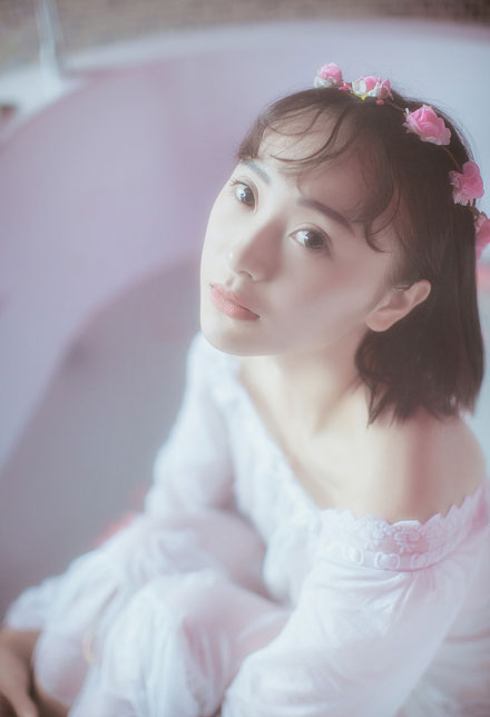 气质美女唯美浴缸湿身写真(4)
