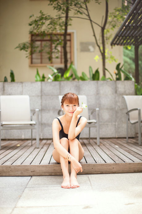 清纯气质美女泳池死库水写真(15)
