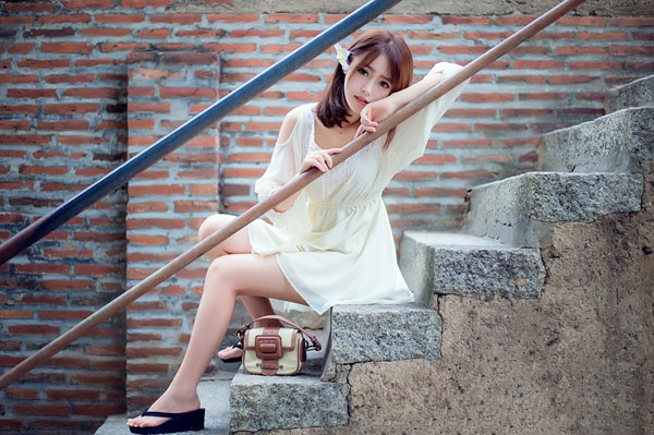 清纯甜美美女户外唯美写真(5)