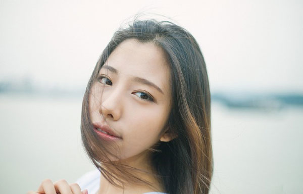 温婉气质美女户外清新写真(9)
