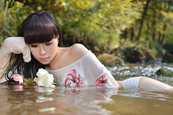 性感嫩模户外水中湿身写真(4)