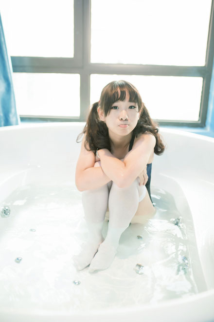 双马尾白丝萝莉浴室死库水写真(5)