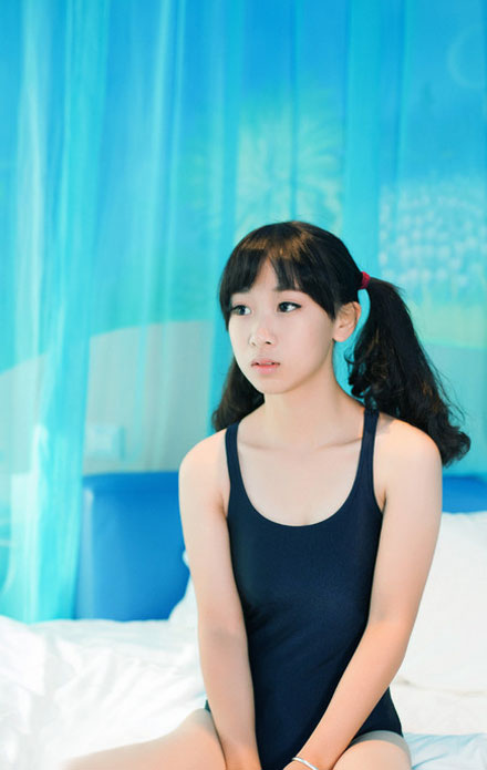 双马尾白丝萝莉浴室死库水写真(11)