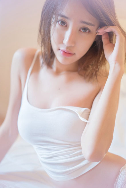 性感车模张露私房内衣梦幻写真(8)