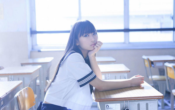 日本“I字腿美少女”那奈制服写真(9)