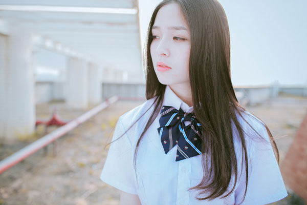 白皙养眼美女日系制服写真(3)
