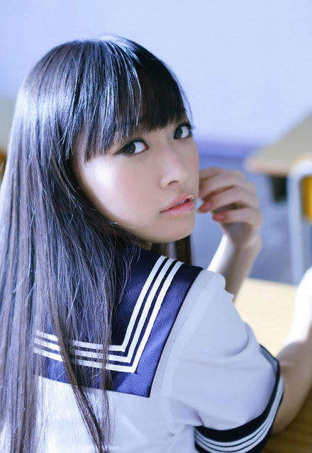日本“I字腿美少女”那奈制服写真(11)
