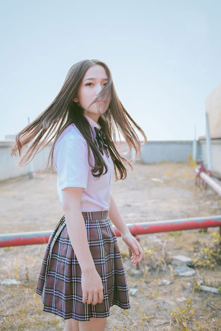 白皙养眼美女日系制服写真(2)