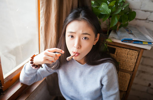"小默笙"吴倩咖啡馆清新搞怪写真(4)