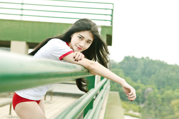 白皙长腿美女天台体操服写真(3)