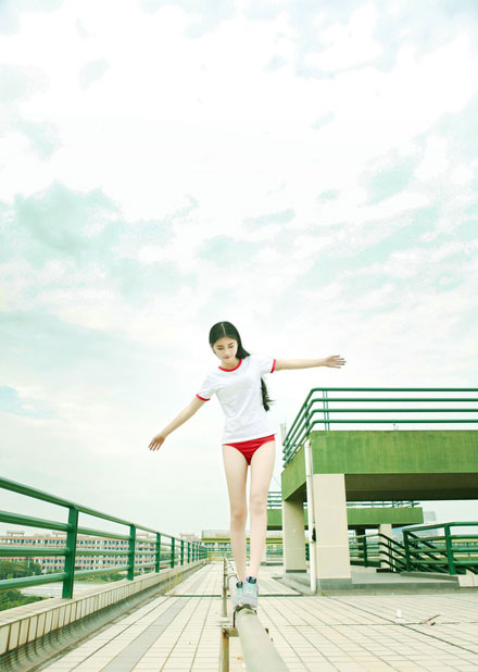 白皙长腿美女天台体操服写真(5)