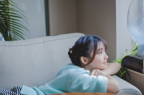 清纯甜美美女咖啡馆治愈系写真(5)