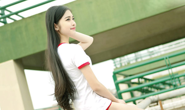 白皙长腿美女天台体操服写真(8)