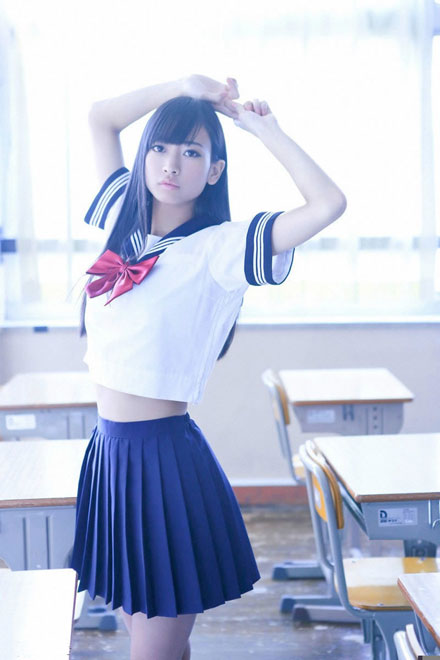 日本“I字腿美少女”那奈制服写真(3)