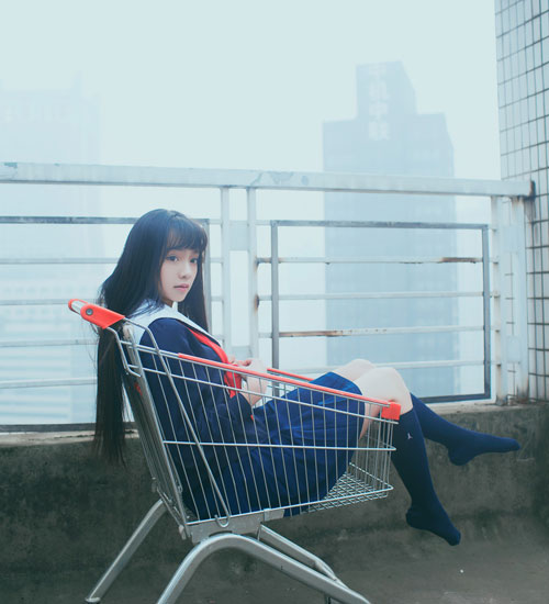 日系制服少女天台写真(7)